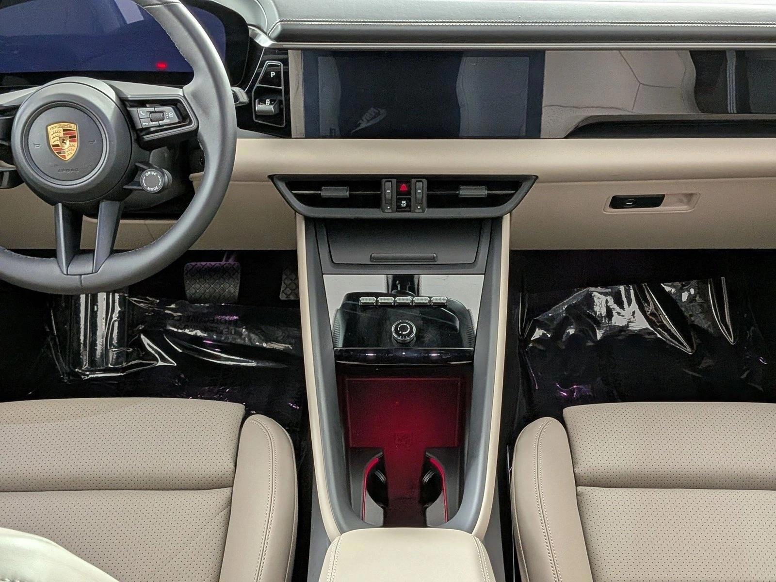 Thumbnail: 2025 Porsche Macan - 3