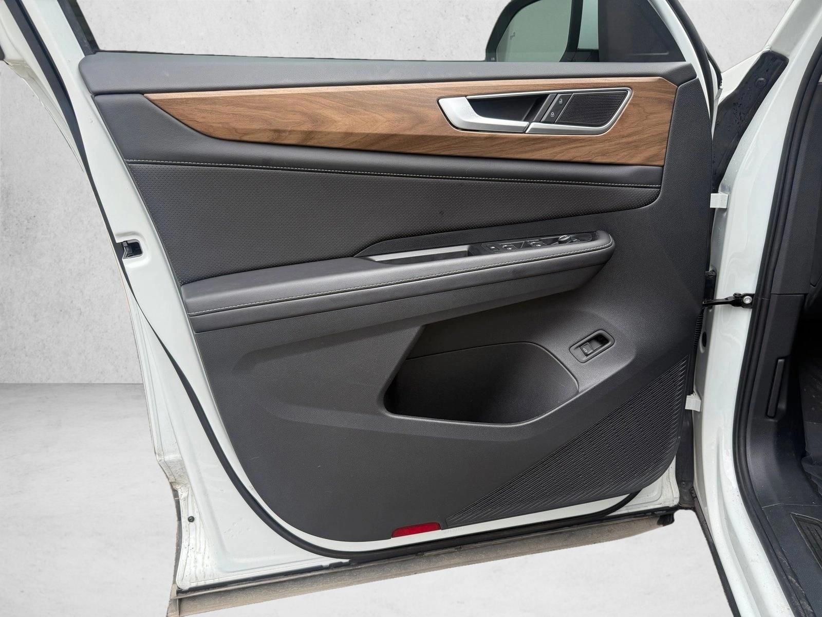 2024 Volkswagen Atlas SE w/Tech - Photo 18