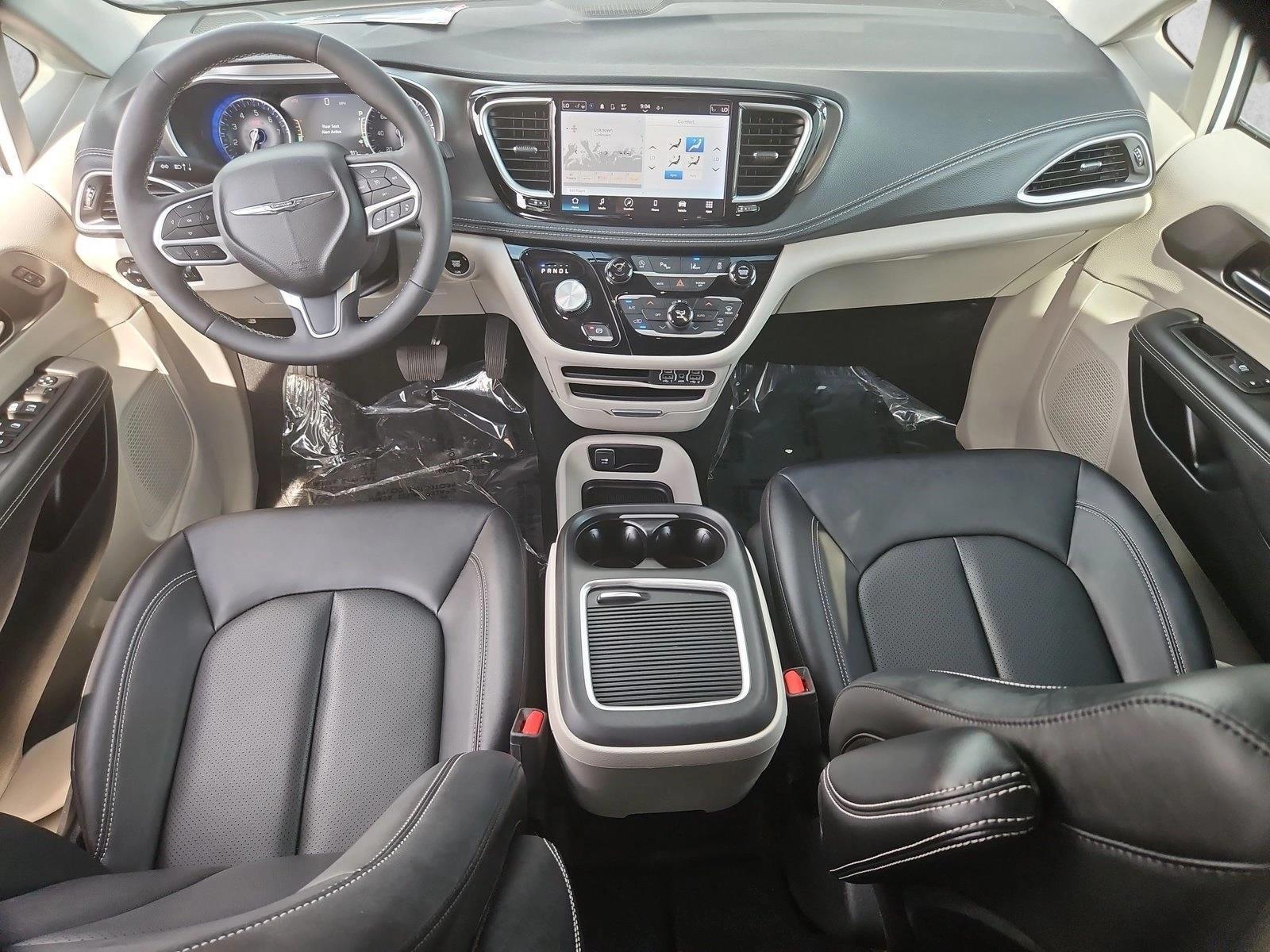 Thumbnail: 2024 Chrysler Pacifica - 3