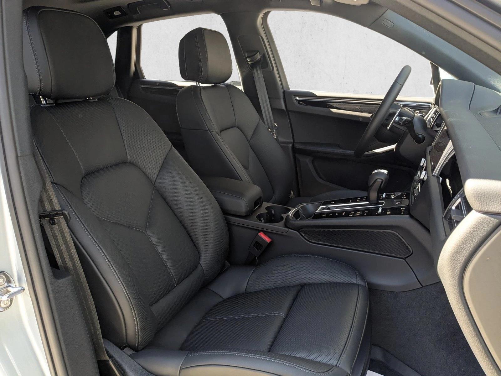 2026 Porsche Macan T - Photo 25
