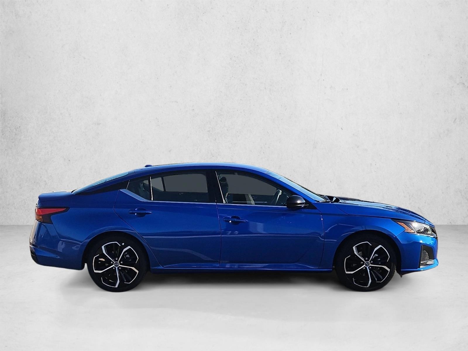 2025 Nissan Altima SR - Photo 4
