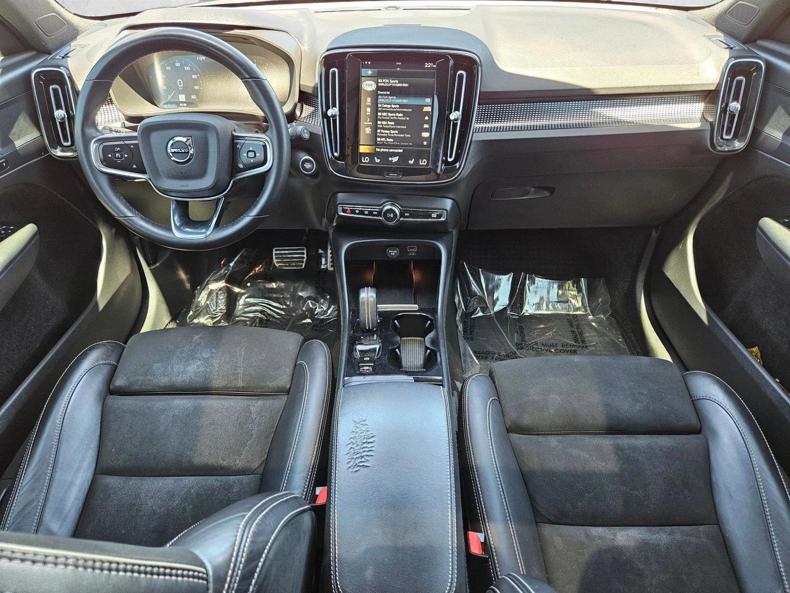 Thumbnail: 2022 Volvo XC40 - 4