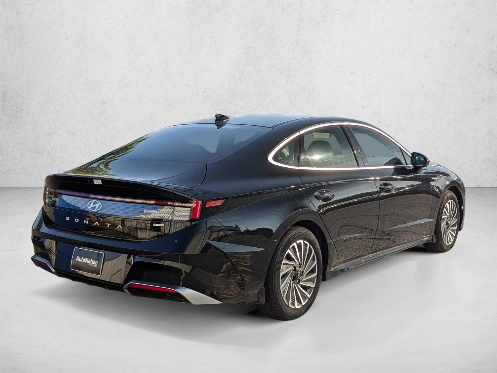 2025 Hyundai Sonata Hybrid SEL - Photo 2