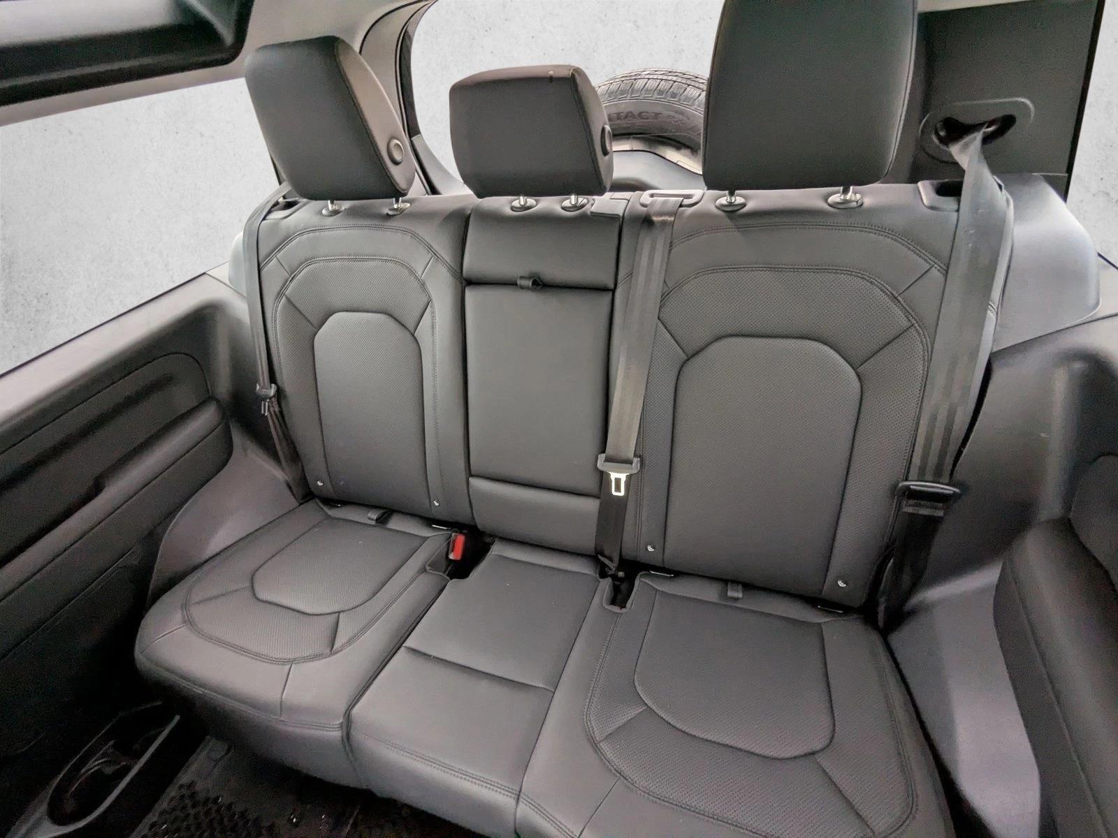 2025 Land Rover Defender X-Dynamic SE - Photo 17