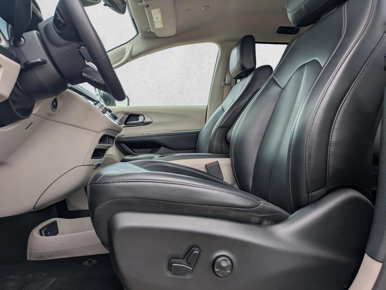 Thumbnail: 2023 Chrysler Pacifica - 3