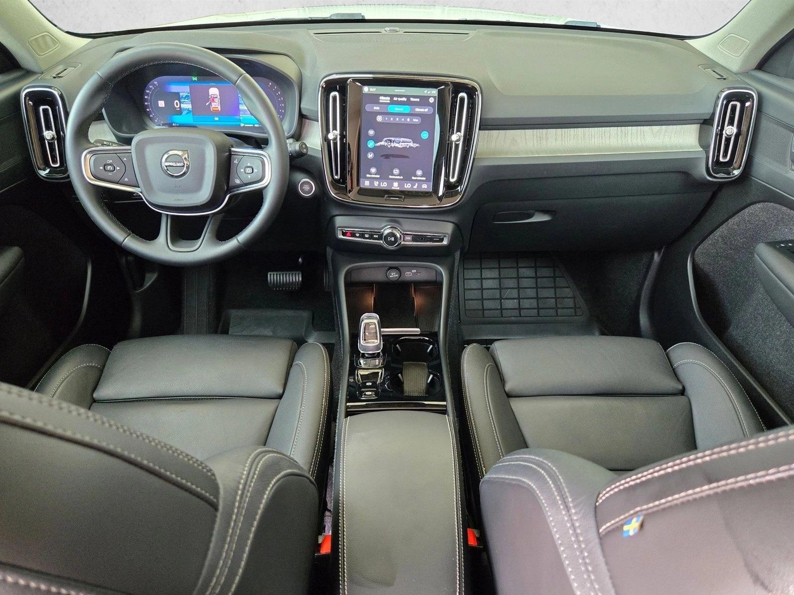 Thumbnail: 2025 Volvo XC40 - 3