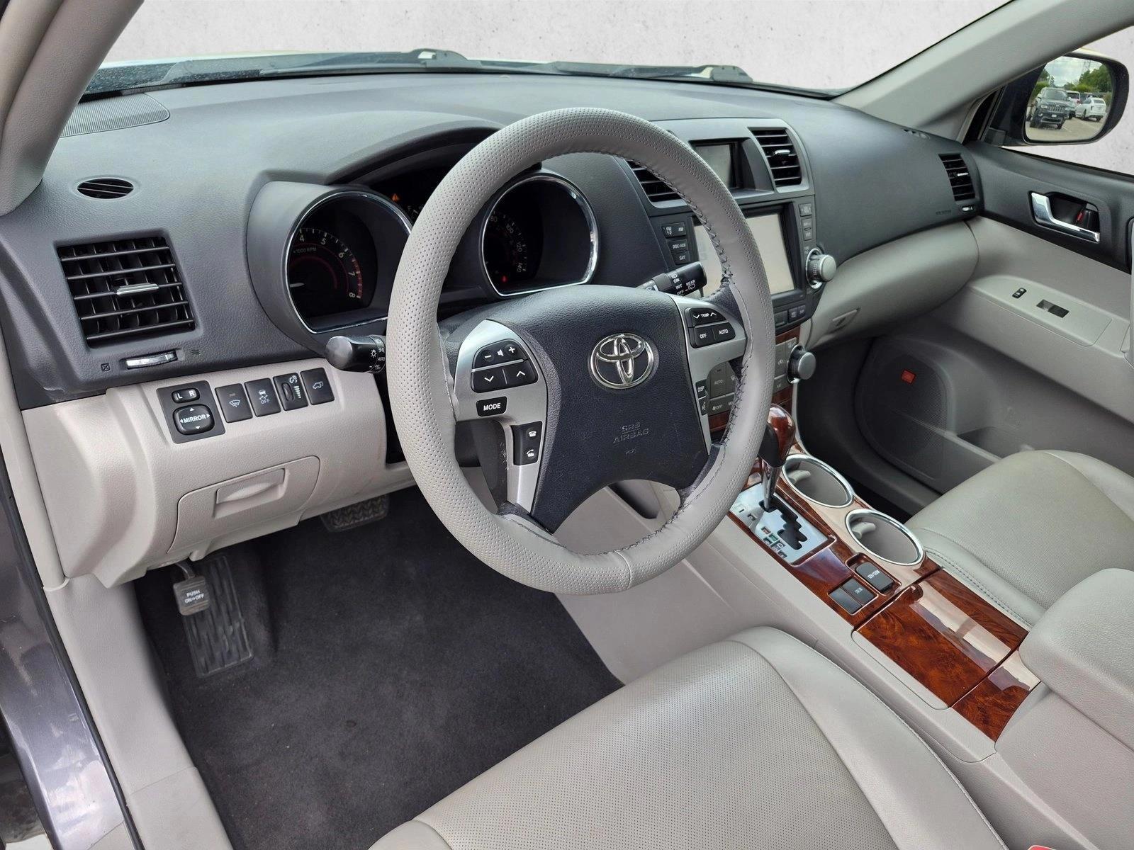 Thumbnail: 2012 Toyota Highlander - 3