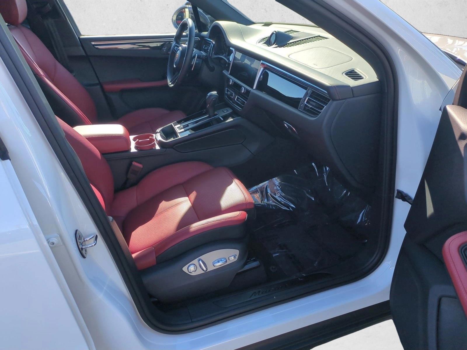 2025 Porsche Macan T - Photo 23