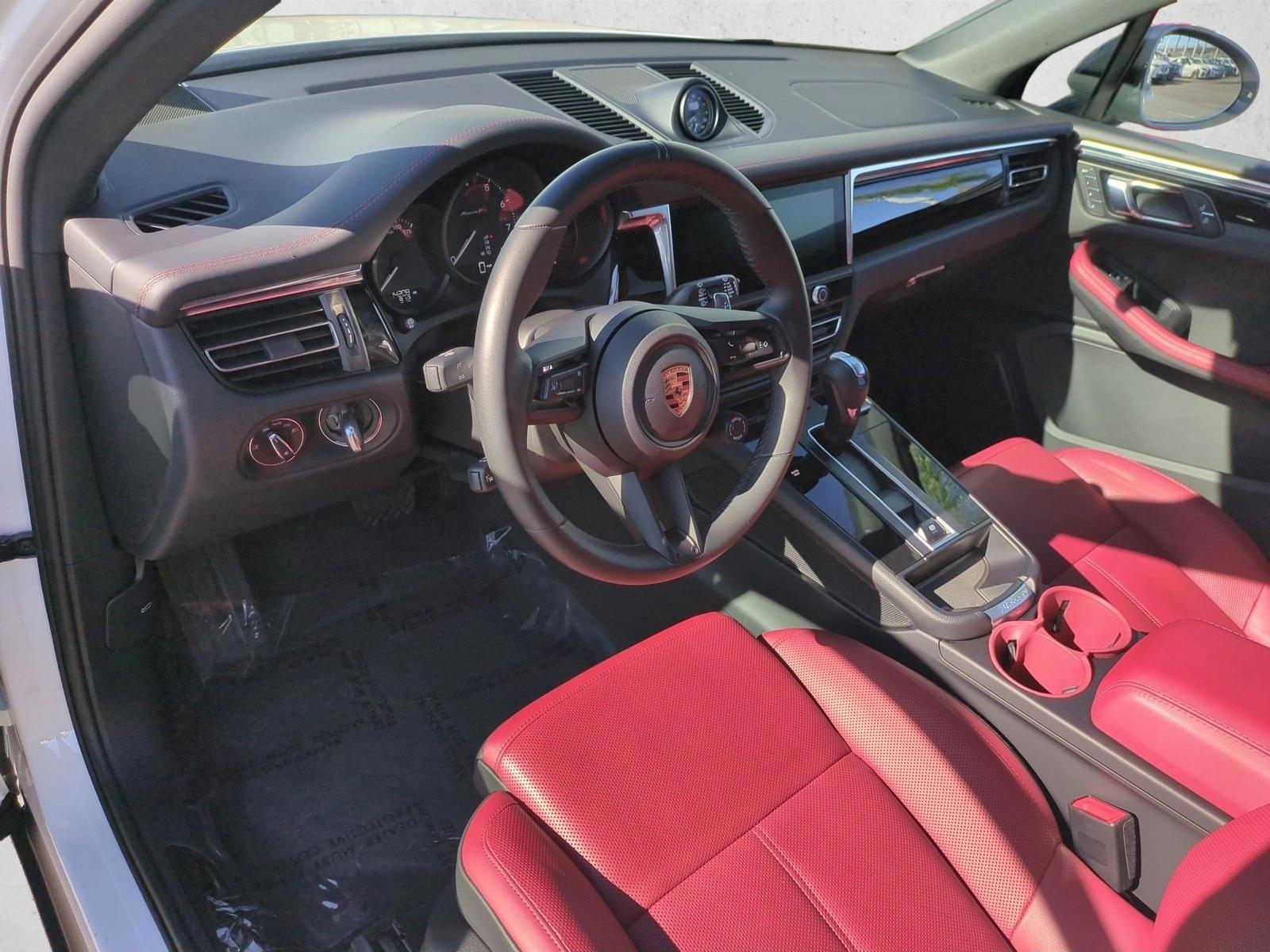 2025 Porsche Macan T - Photo 10