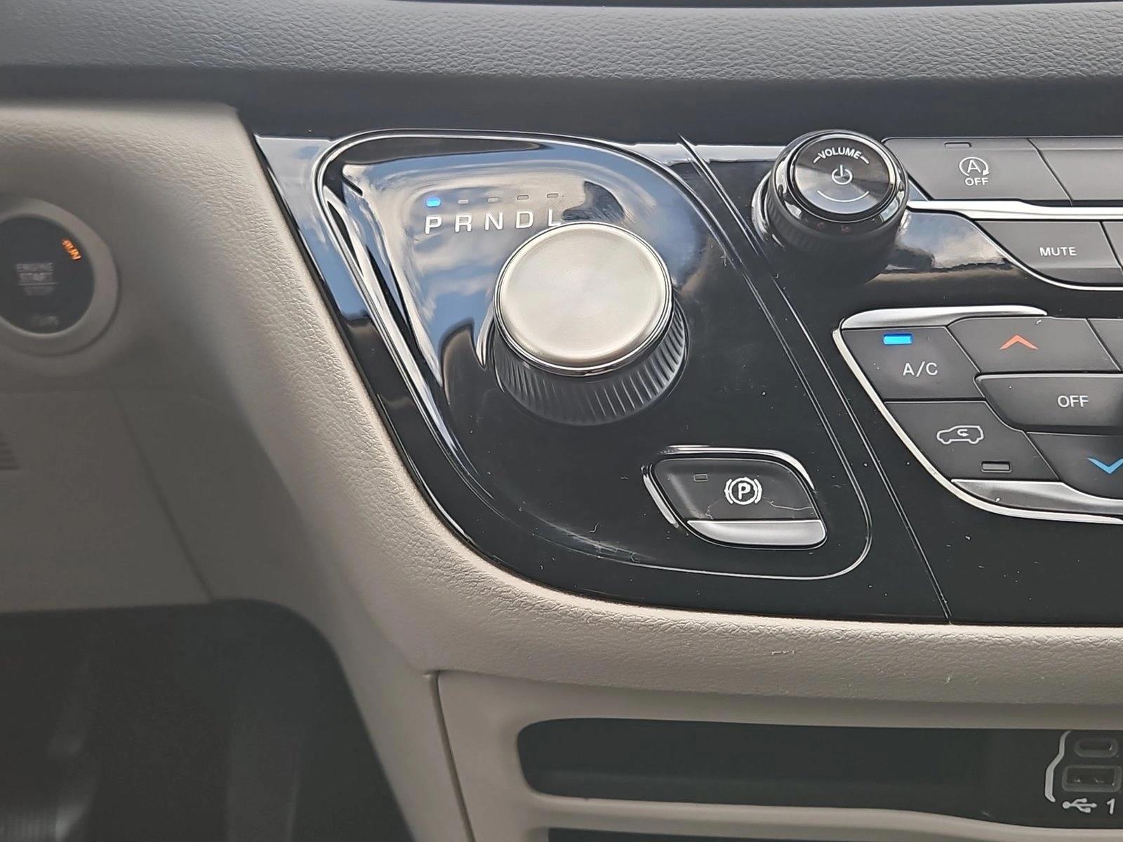 2022 Chrysler Voyager LX - Photo 12