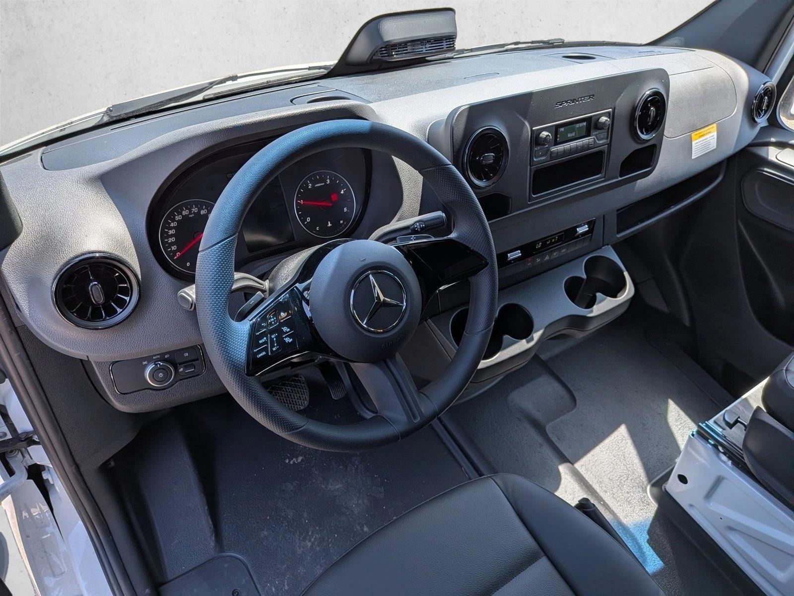 Thumbnail: 2025 Mercedes-Benz Sprinter - 3