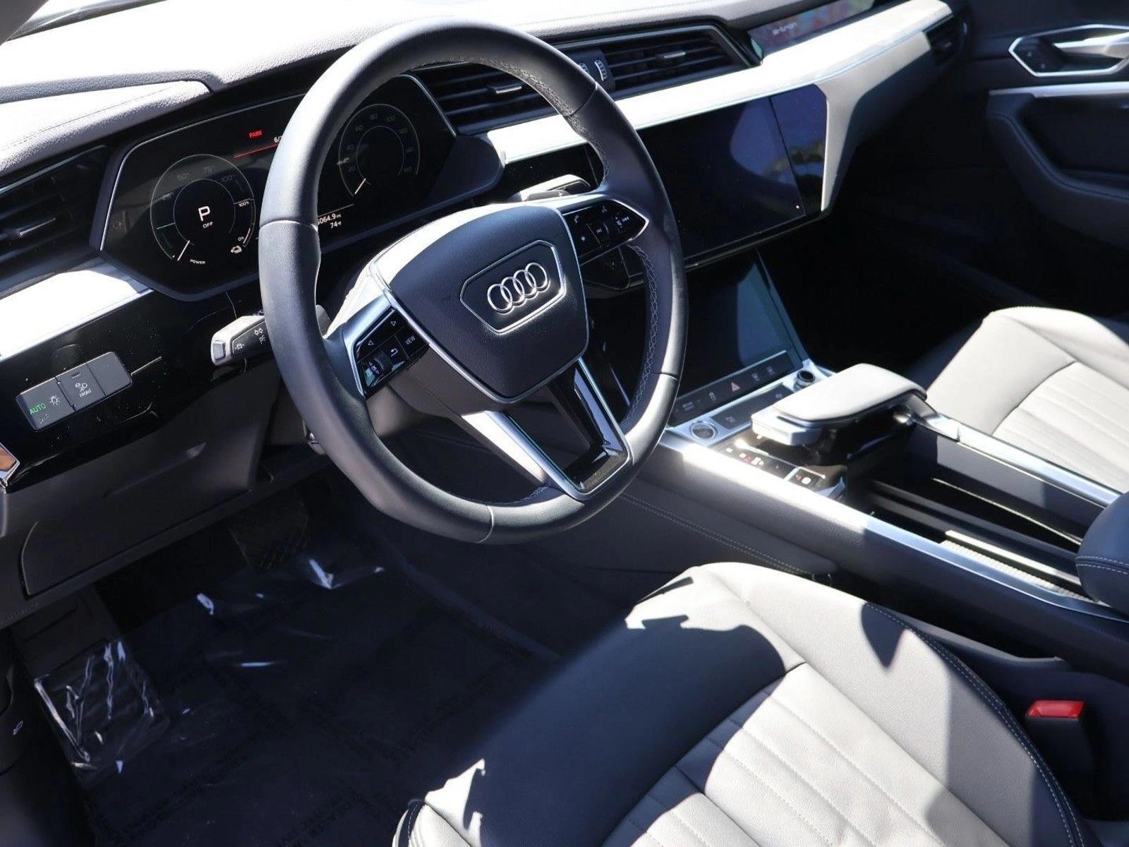 Thumbnail: 2024 Audi Q8 e-tron - 3