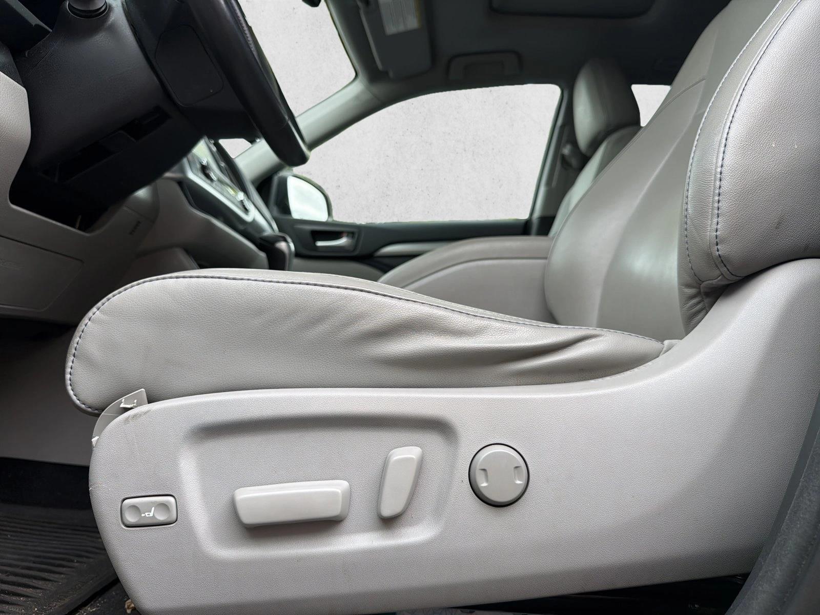 Thumbnail: 2014 Toyota Highlander - 3