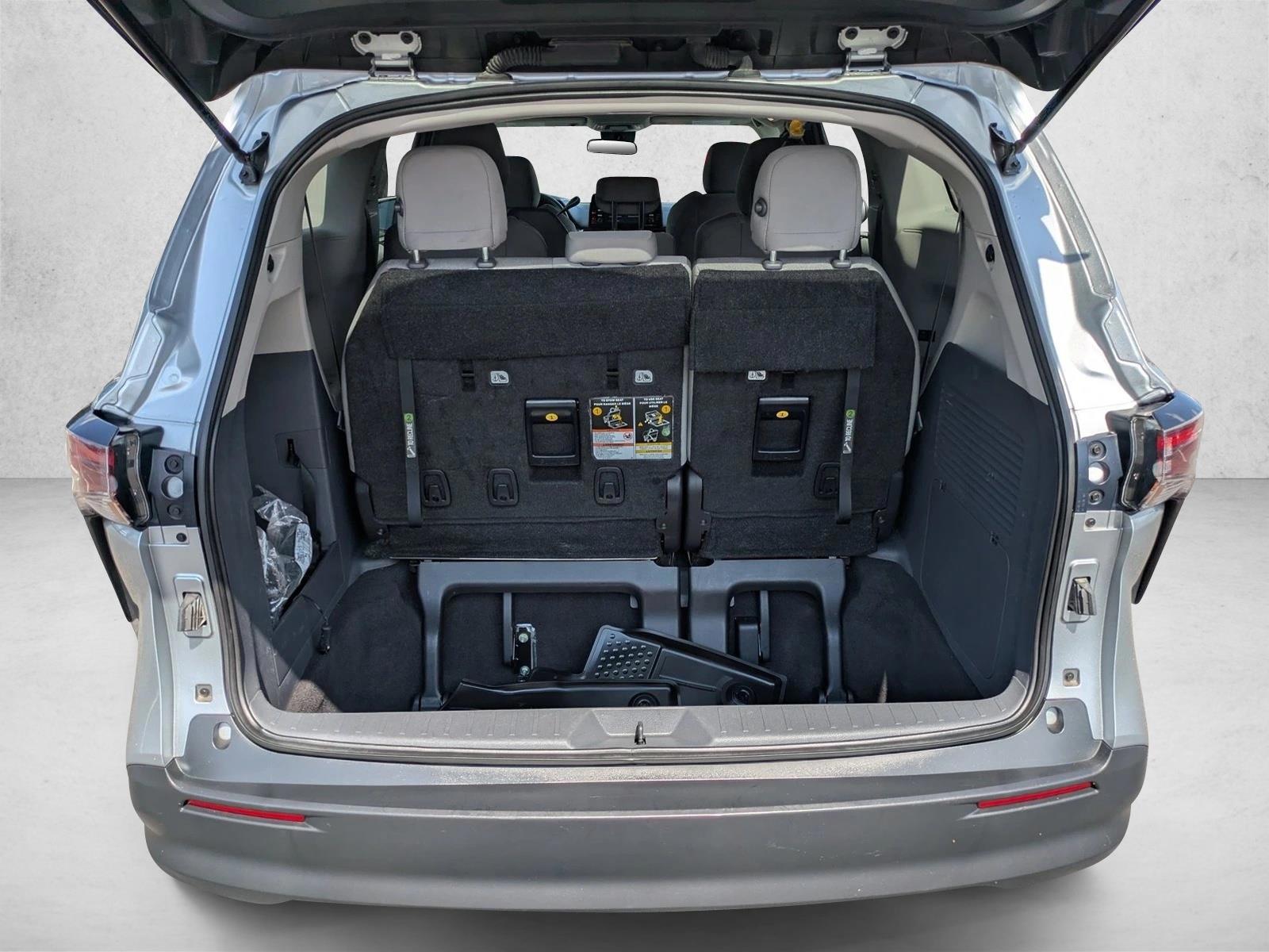 2024 Toyota Sienna LE - Photo 6