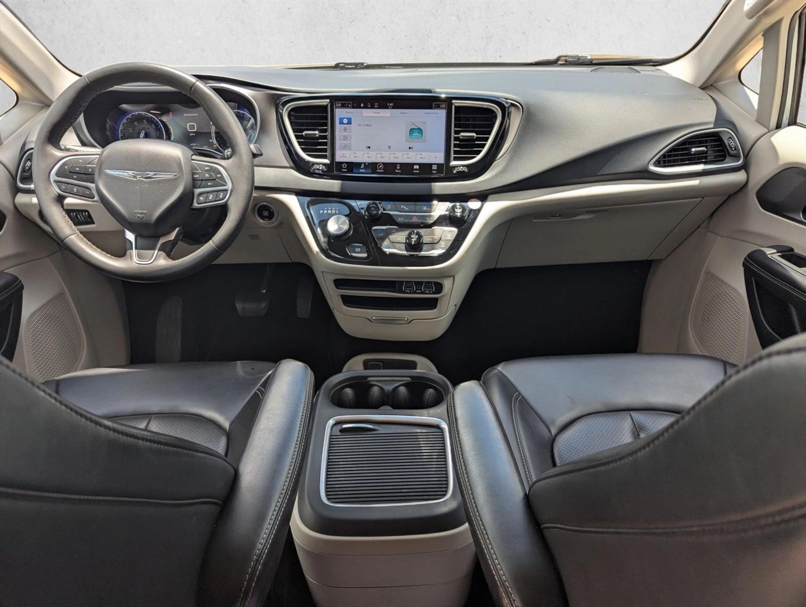Thumbnail: 2023 Chrysler Pacifica - 3