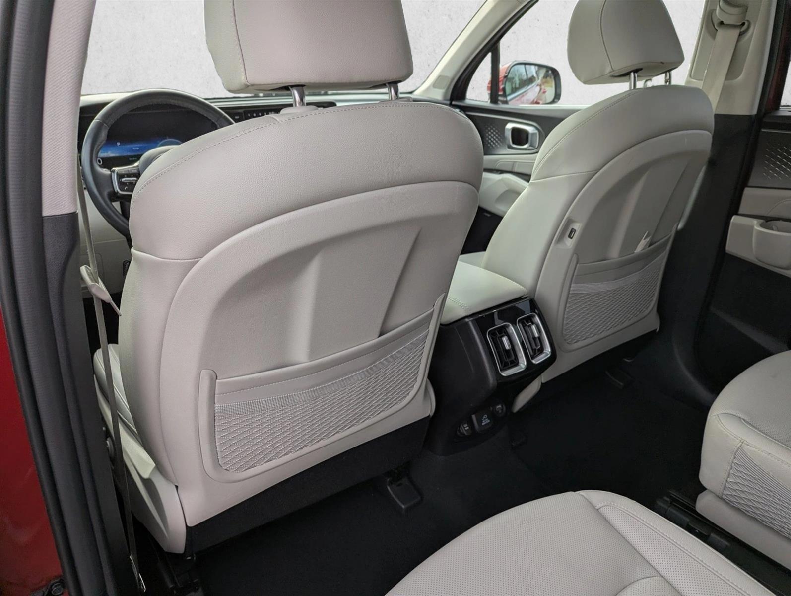 Thumbnail: 2023 Kia Sorento - 4