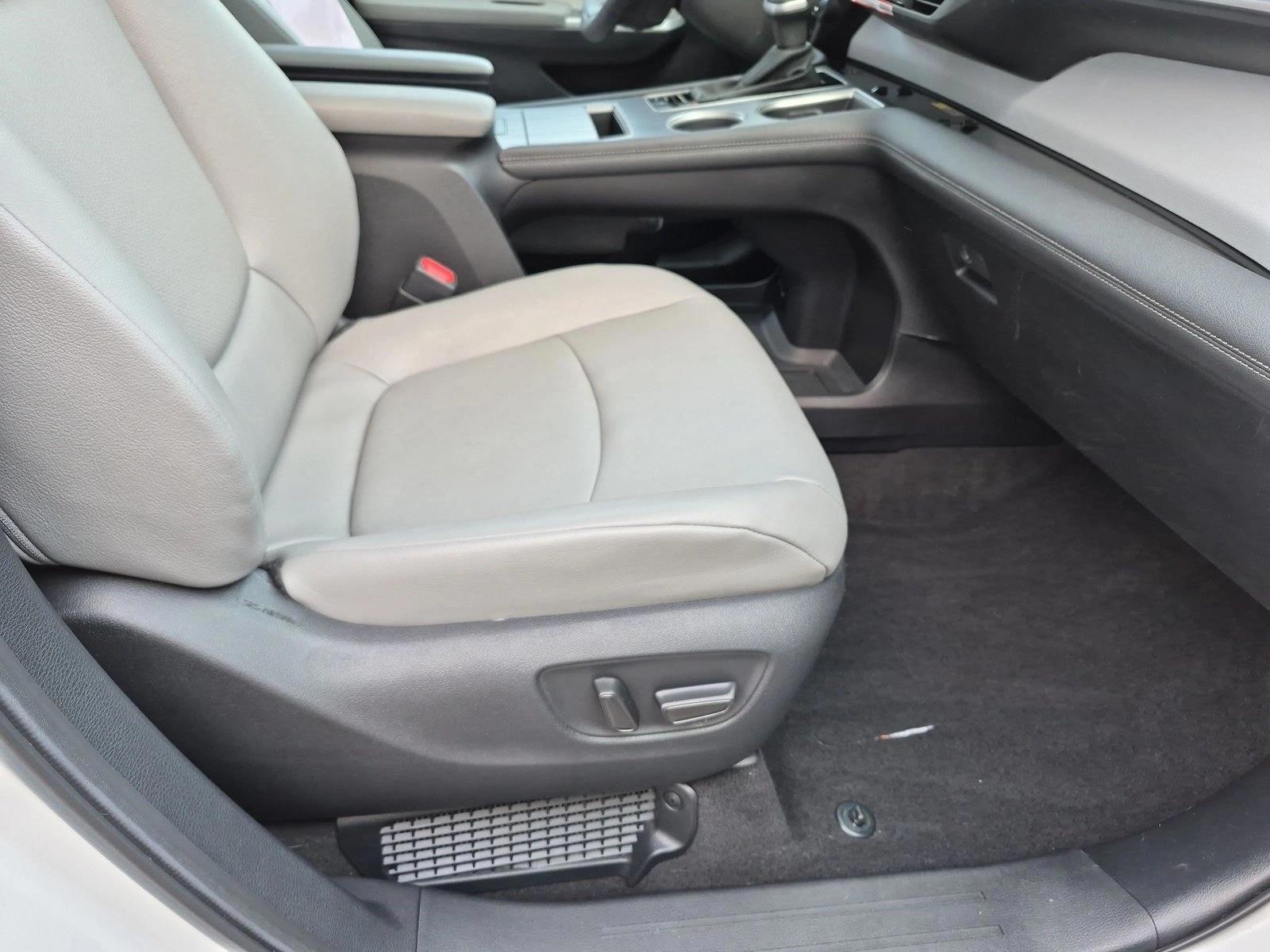 Thumbnail: 2026 Toyota Sienna - 4