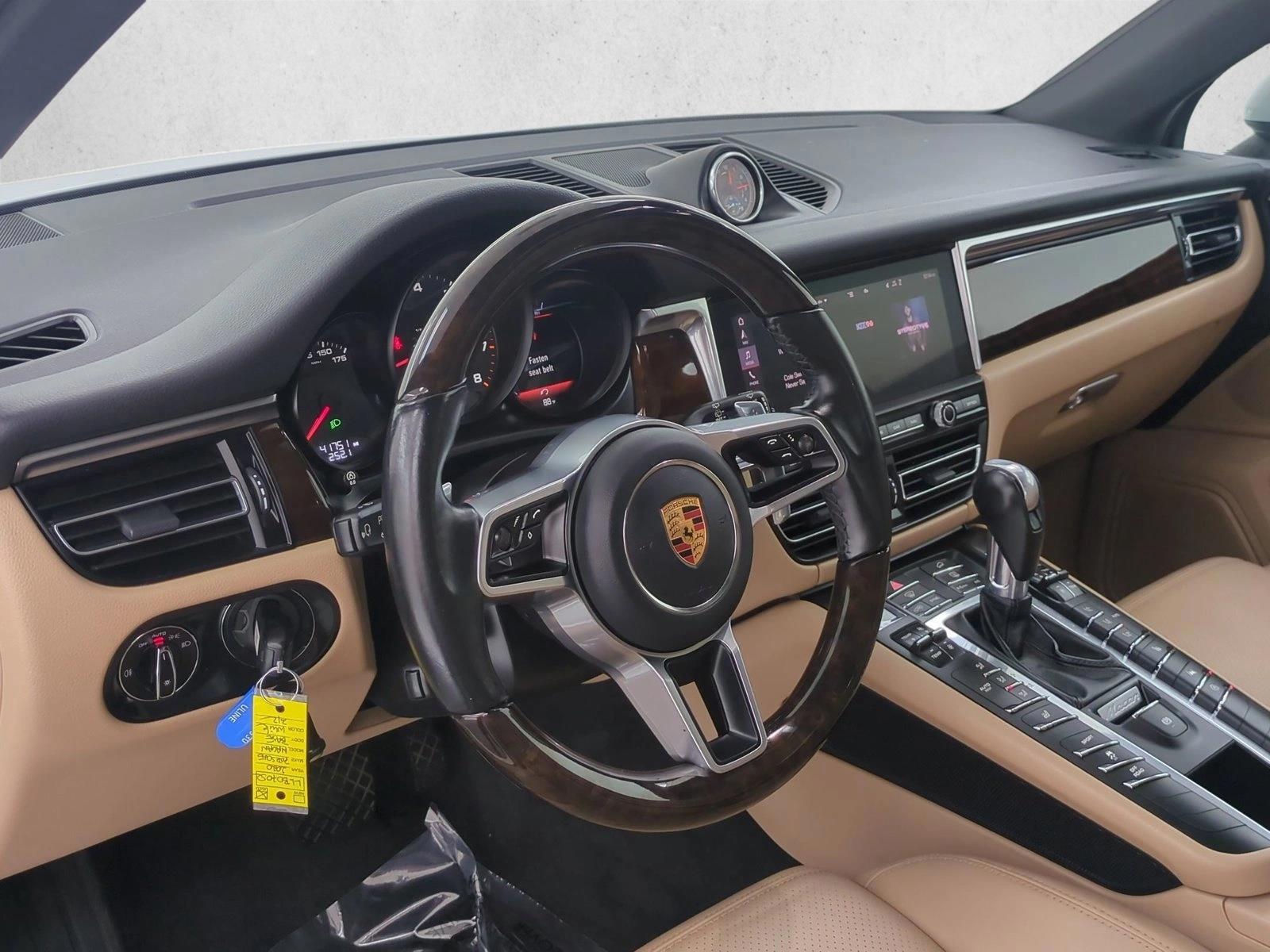 Thumbnail: 2020 Porsche Macan - 3