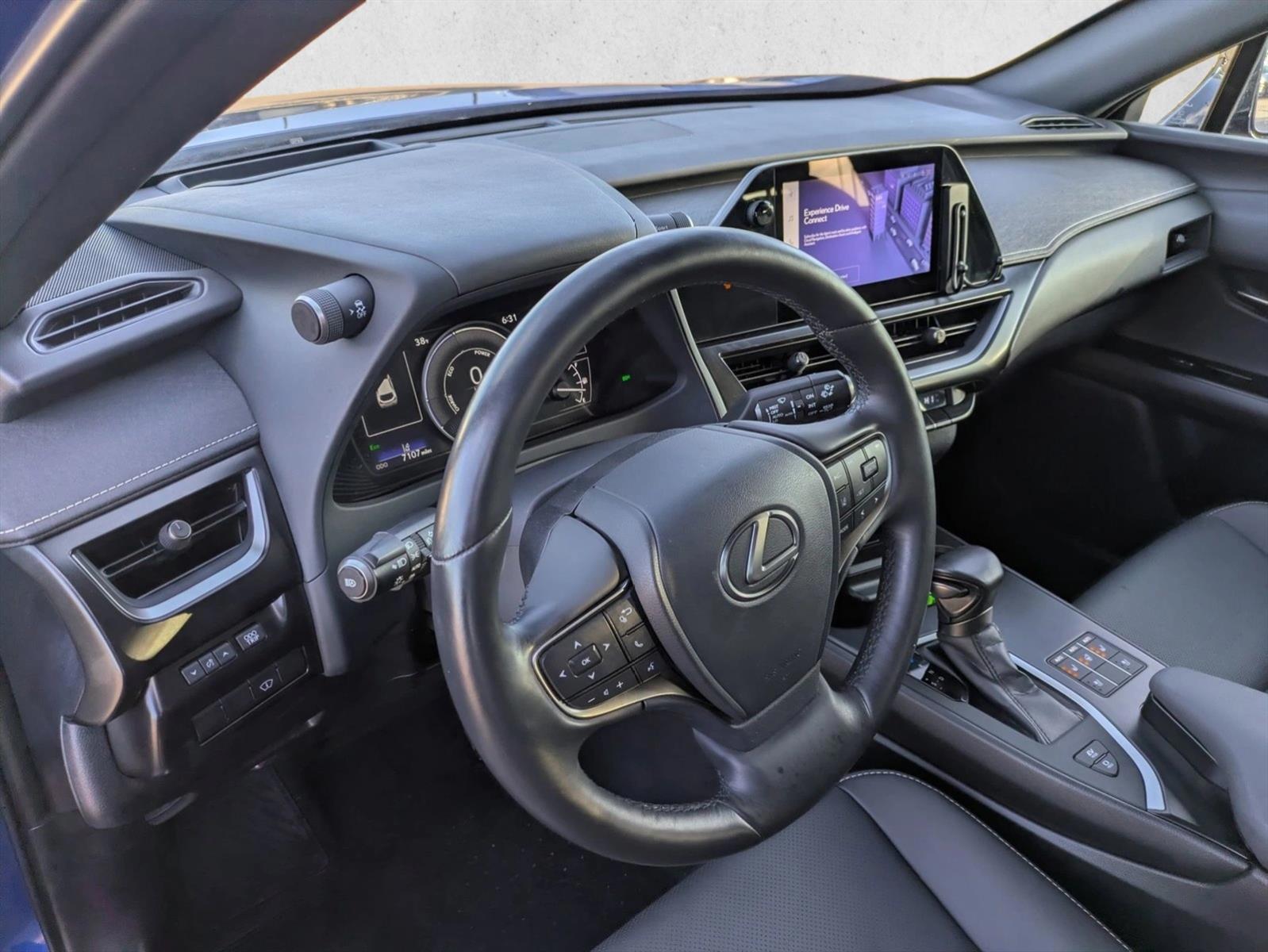 Thumbnail: 2024 Lexus UX - 3