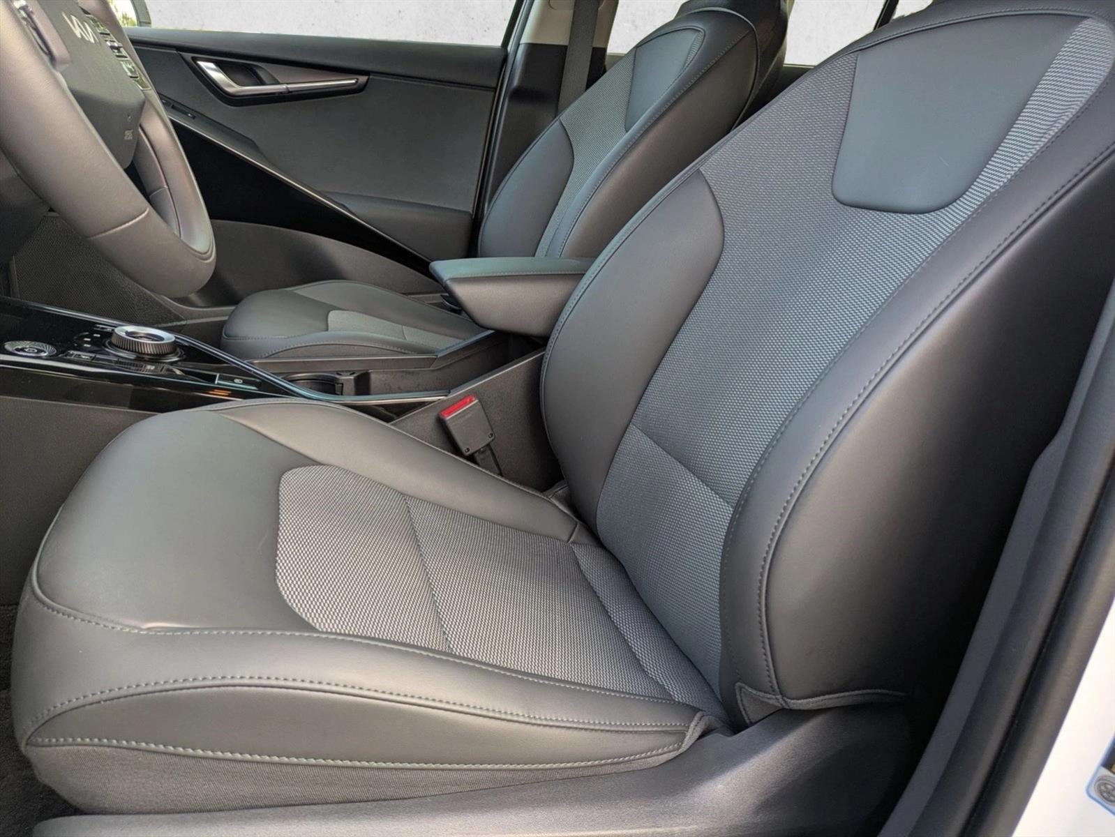 Thumbnail: 2025 Kia Niro - 4