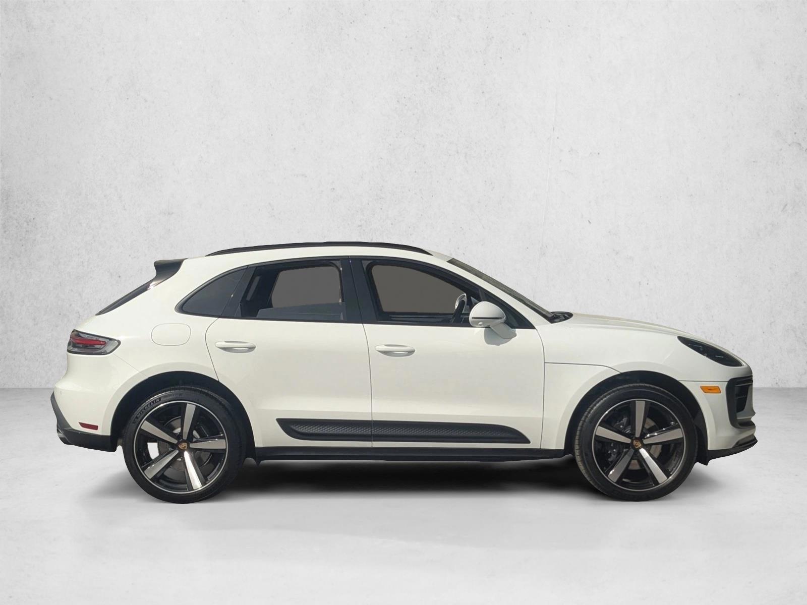 2026 Porsche Macan T - Photo 8