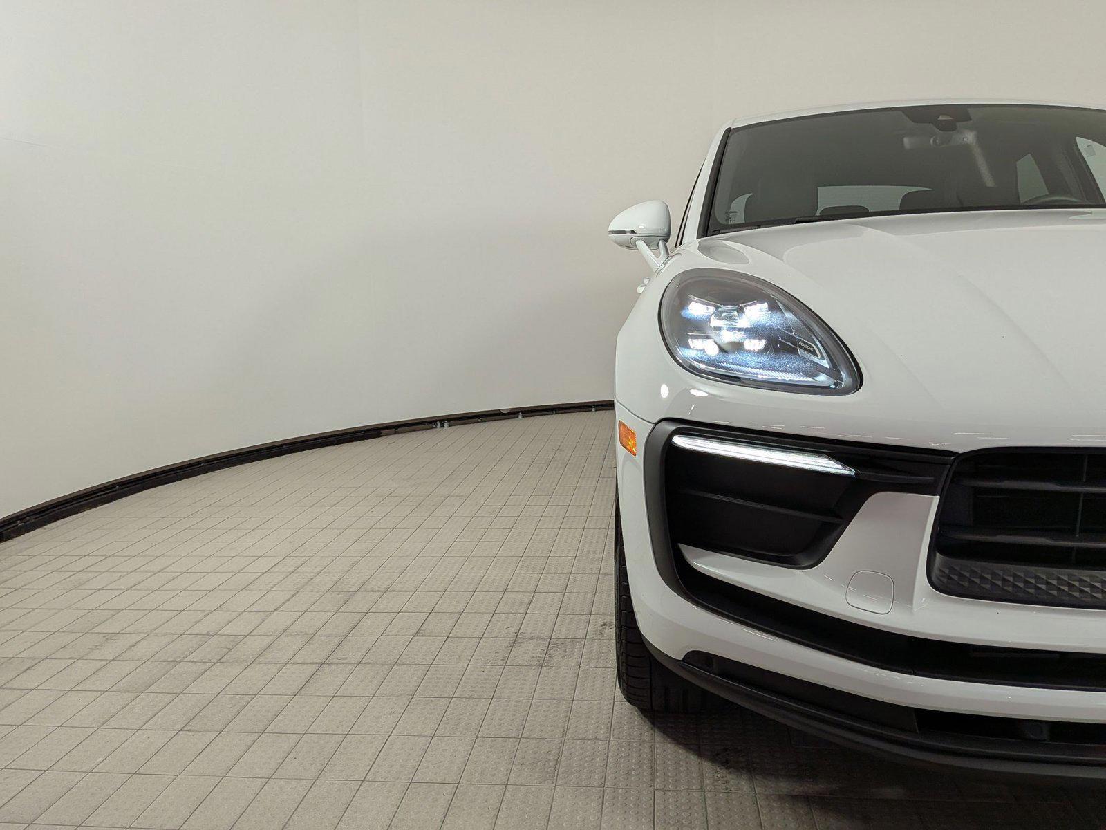 2025 Porsche Macan T - Photo 11