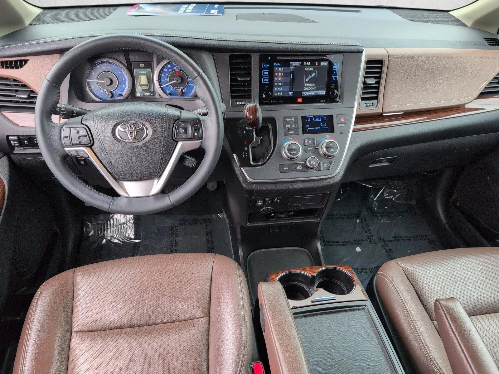 Thumbnail: 2016 Toyota Sienna - 4