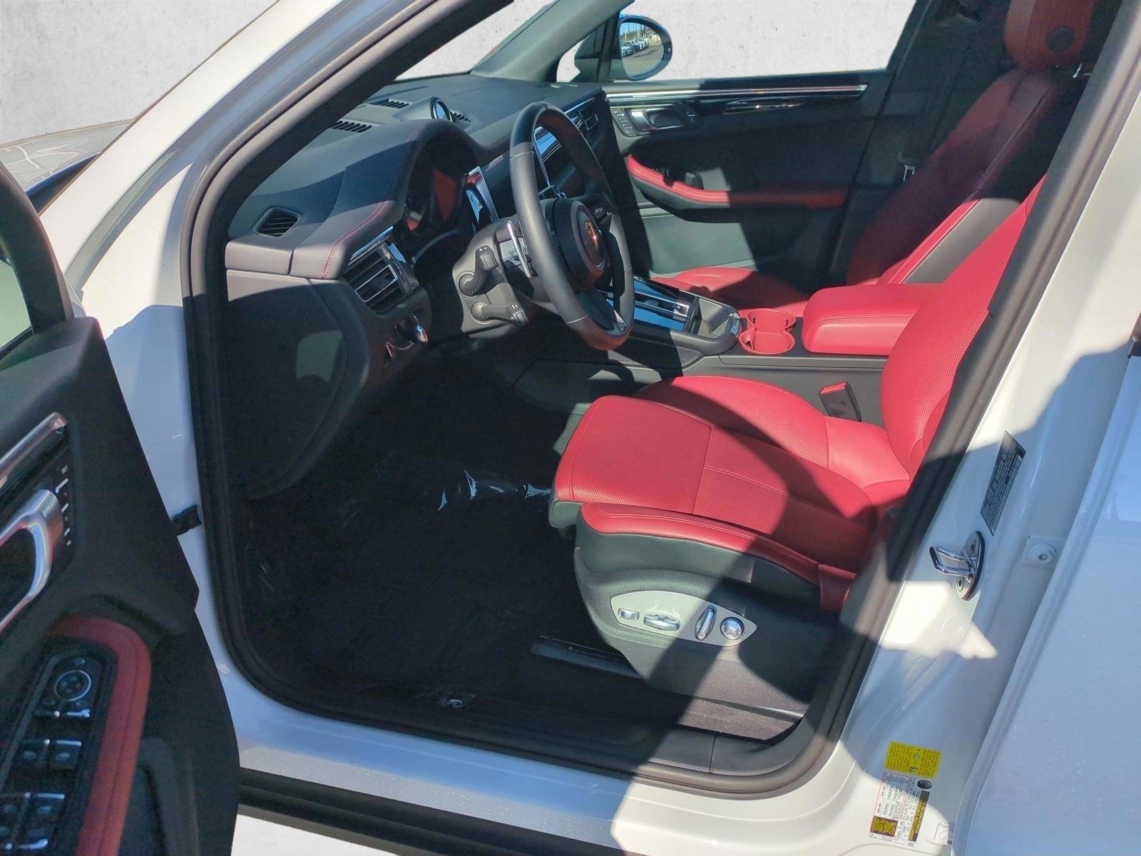 2025 Porsche Macan T - Photo 17