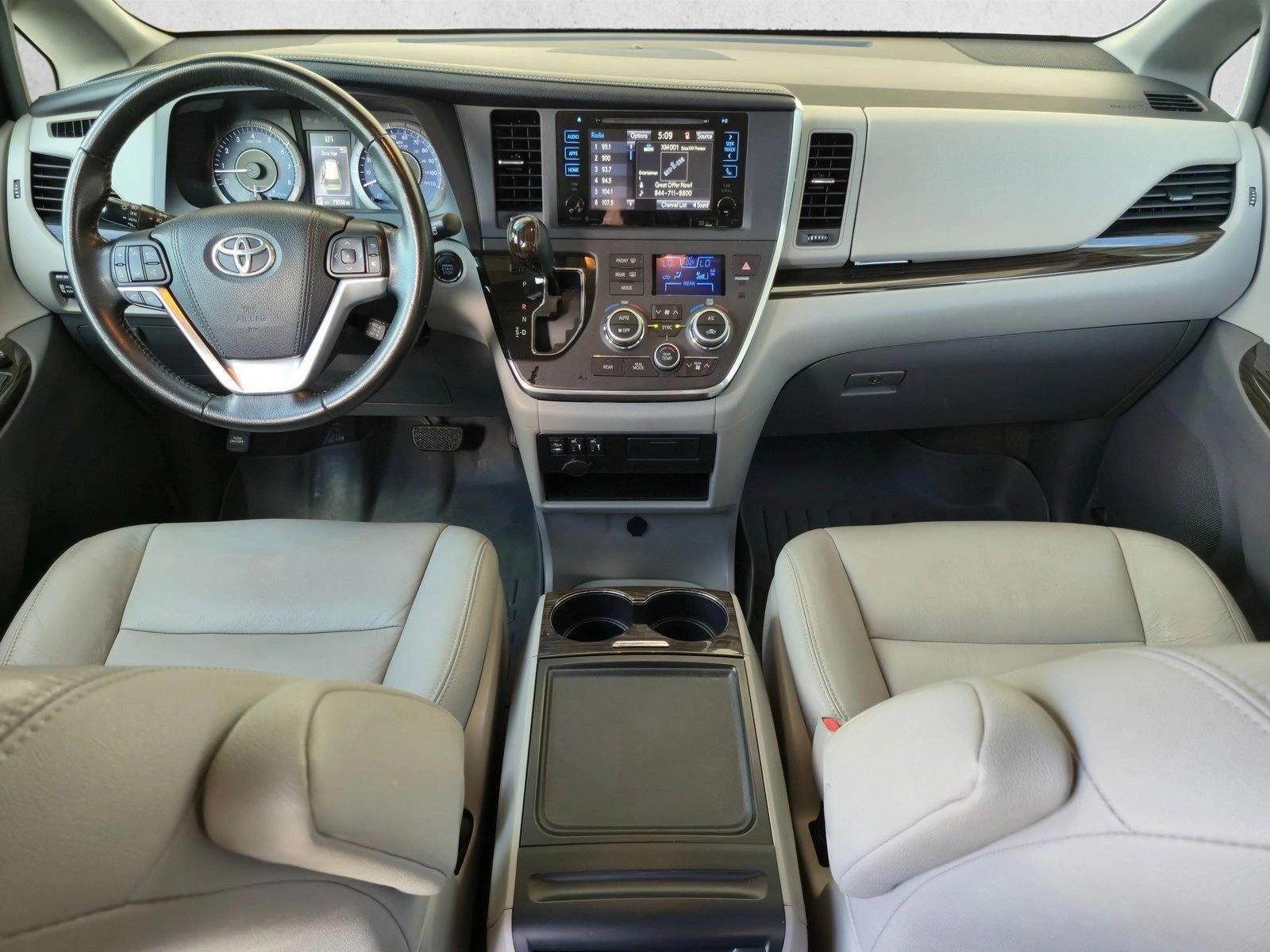Thumbnail: 2016 Toyota Sienna - 3