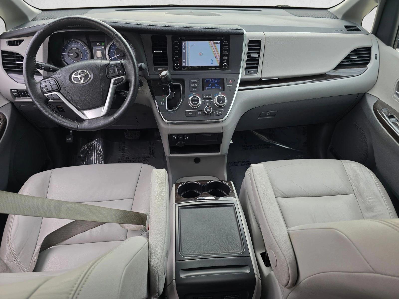 Thumbnail: 2019 Toyota Sienna - 3