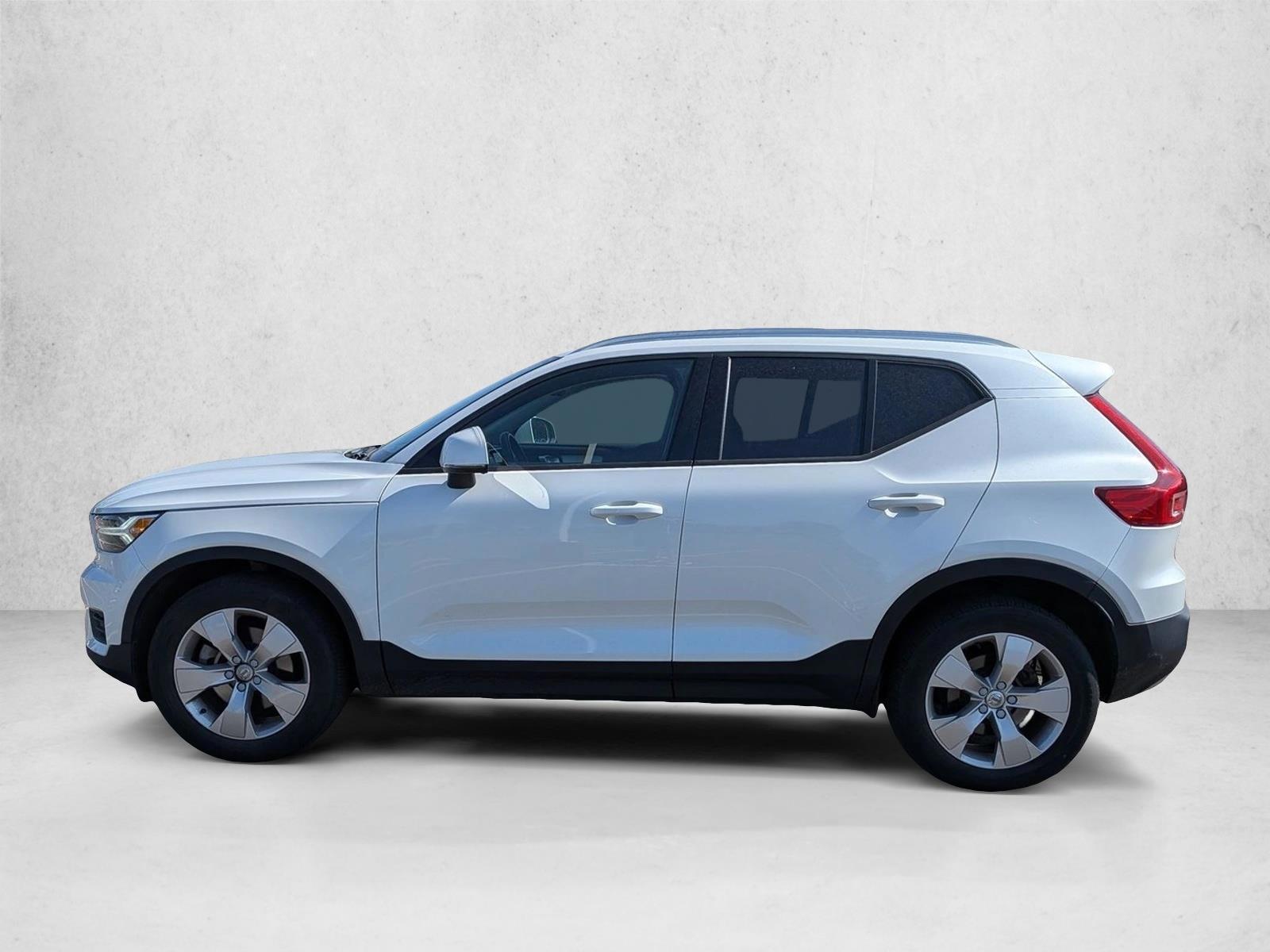 Thumbnail: 2022 Volvo XC40 - 2