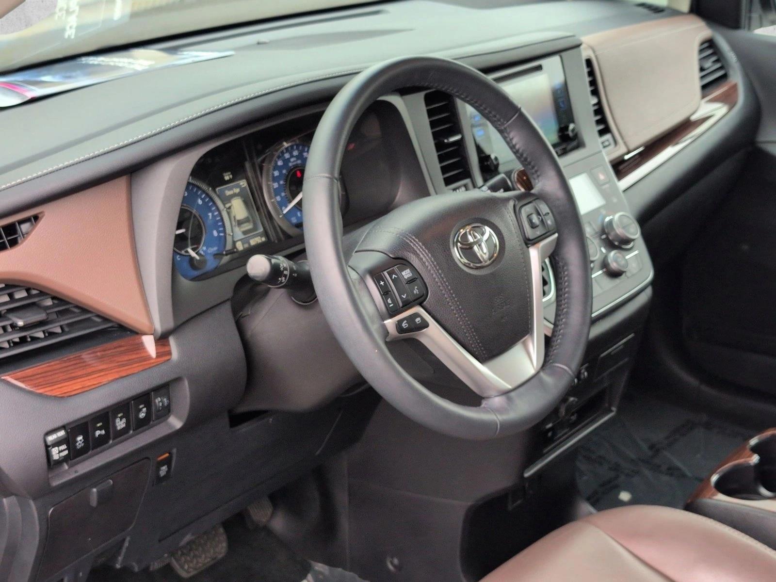 Thumbnail: 2016 Toyota Sienna - 3