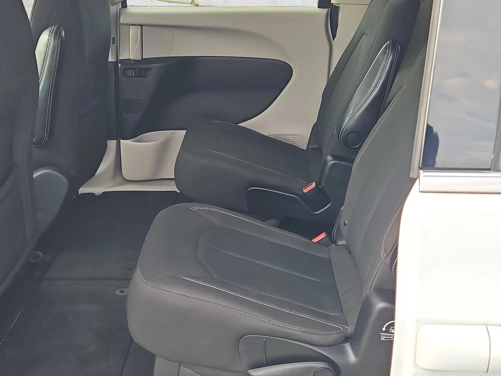 2022 Chrysler Voyager LX - Photo 17