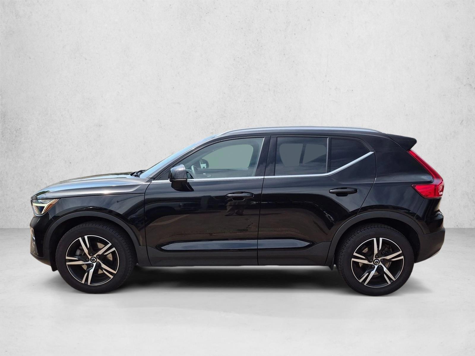 Thumbnail: 2023 Volvo XC40 - 2