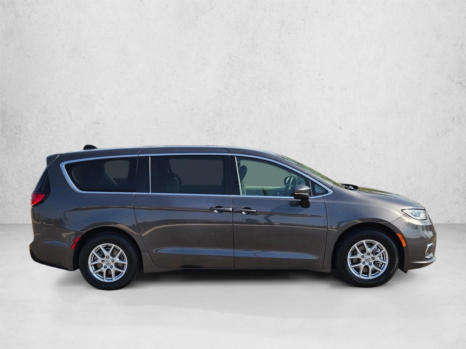 2023 Chrysler Pacifica Touring L - Photo 4